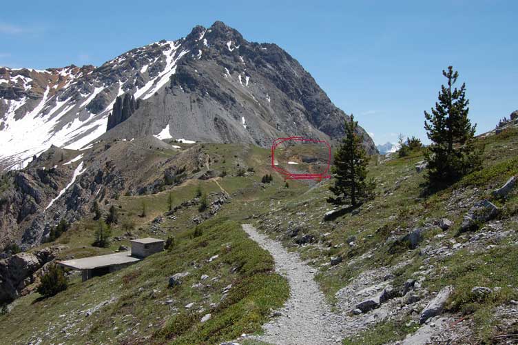 Finalmente abbiamo in vista il nostro obiettivo:il malloppo d'ingresso del Centro 34 visibile all'interno del cerchio rosso,a sx la stazione d'arrivo della teleferica Pian del Colle-Sueur e nascosto dall'avvallamento dietro il pini il Centro 35