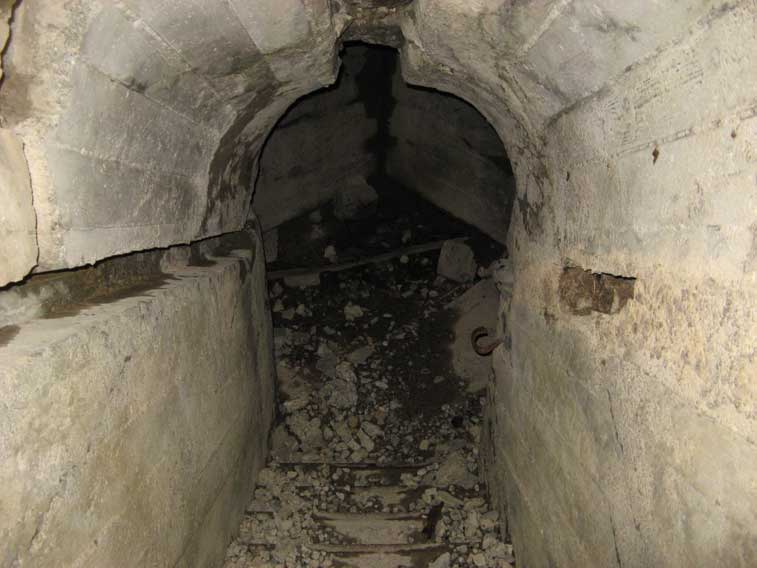 Termine della scala.Riservetta munizioni e invisibile a dx il corridoio verso l'esterno