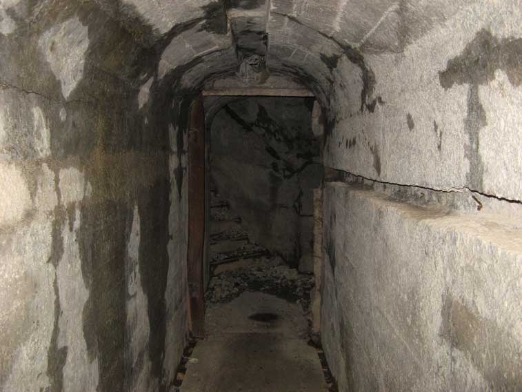 Visibile a sx la scala in muratura e a dx il vano della riservetta munizioni