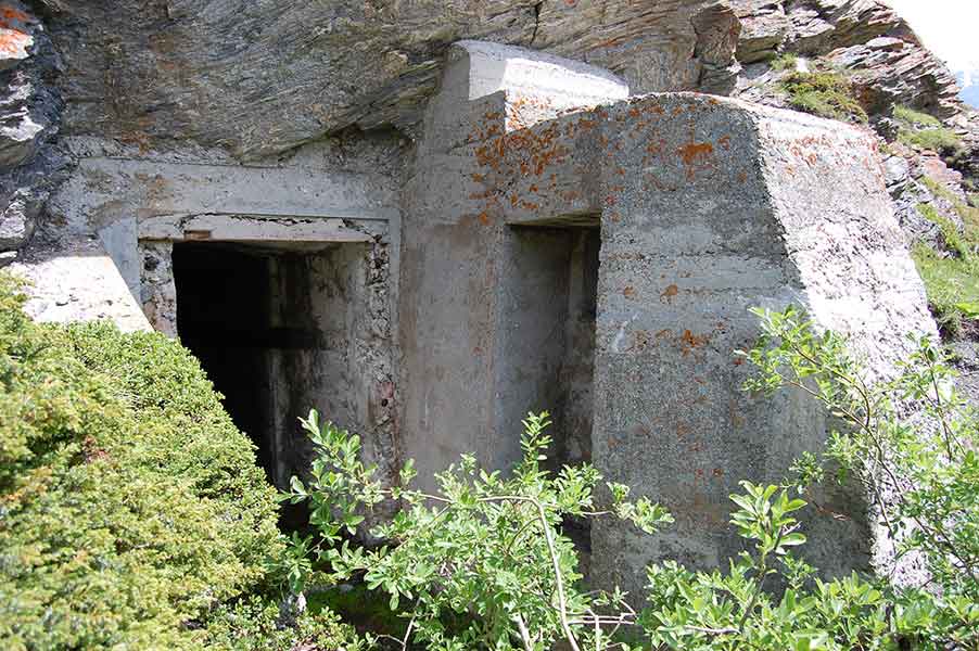 L'ingresso E visto dall'esterno,visibile a dx la nicchia della postazione per l'arma