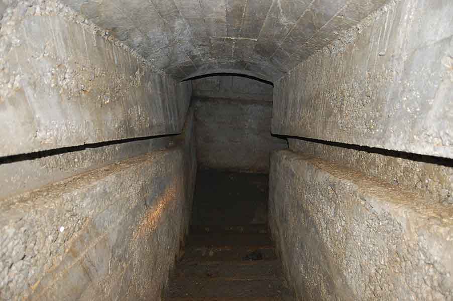 Siamo al termine della breve scala,una svolta a baionetta ci condurrà nel camerone