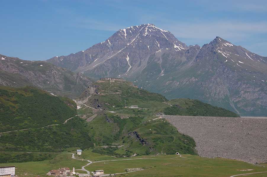 L'estremità W della diga dove parcheggeremo l'auto.A piedi proseguiremo diritto lasciando a dx il bivio verso il Forte Varisello