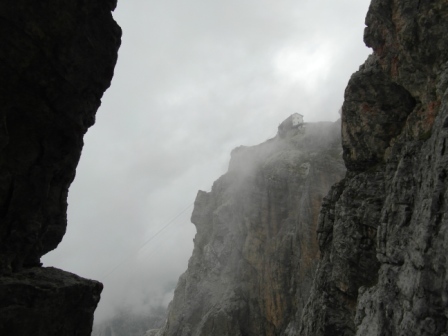 Il tempo paeggiora e il rifugio si intravede solamente nelle nubi