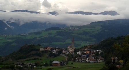 Il paesino di Tiso con a sx la collinetta con sotto il bunker