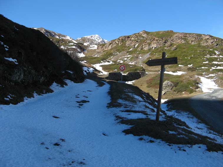 7 novembre 2013-Il rilevo che ospita i Ricoveri O e IV/I con la prima neve del Moncenisio