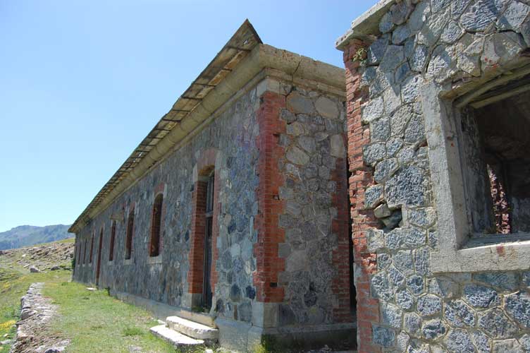 Ingresso 2,appena entrati è presente sul pavimento l'aperturapriva di protezione della cisterna sottostante.PRESTARE ATTENZIONE.In primo è piano visibile parte del locale latrine