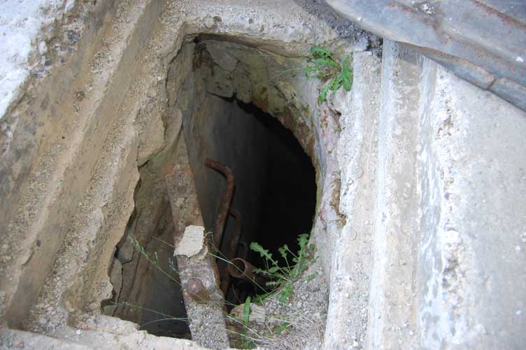 Apertura della cisterna sottostante.PRESTARE ATTENZIONE.