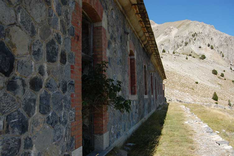 Ingresso uno e facciata della caserma