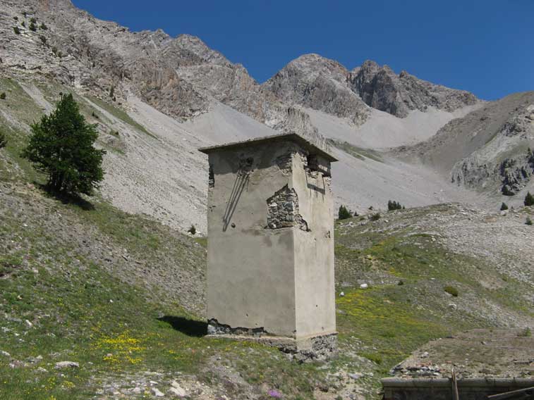 La cabina elettrica della linea che proveniendo da Cesana proseguiva verso la stazione intermedia della teleferica e la Batteria delllo Chaberton la cui cima è visibile al centro