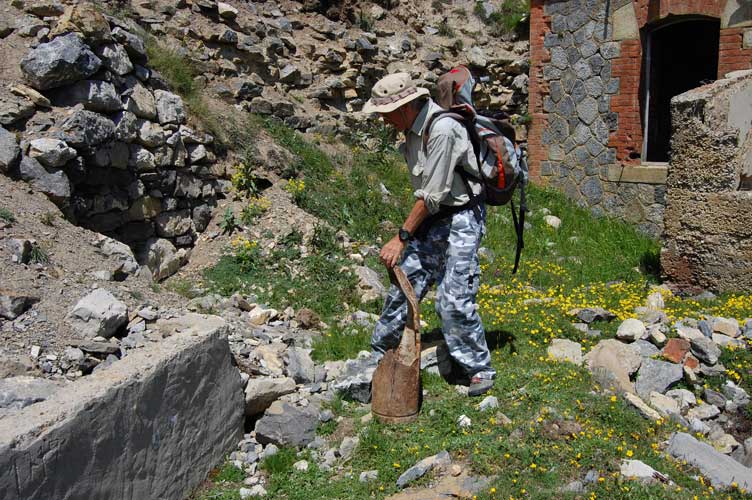 I resti del proietto da 210 rinvenuto nel 2012 nei pressi della fontana