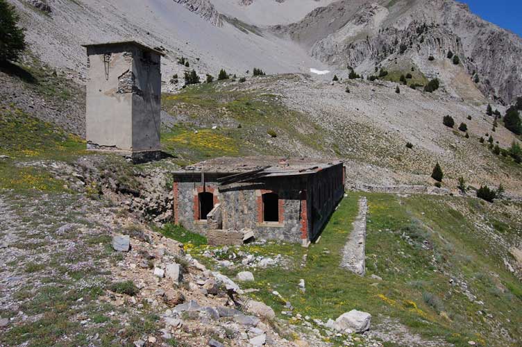 La caserma e la cabina elettrica
