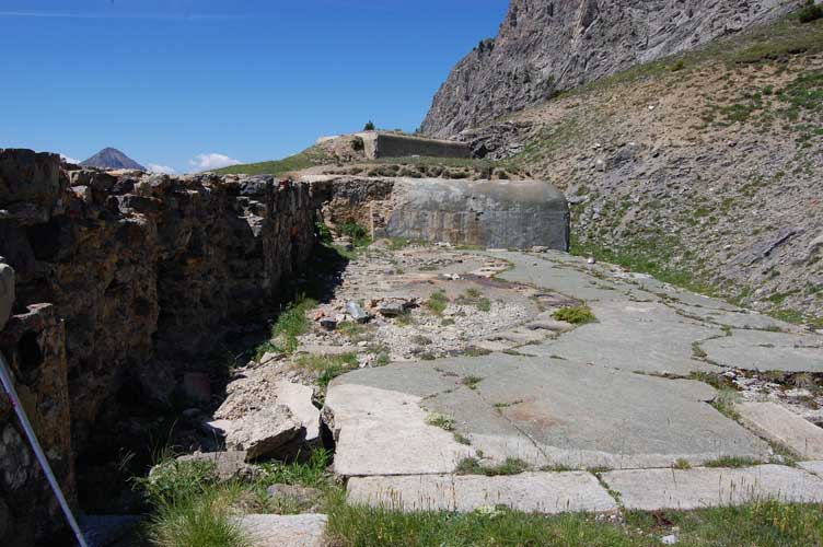 La postazione in barbetta per due pezzi da 150 vista da E