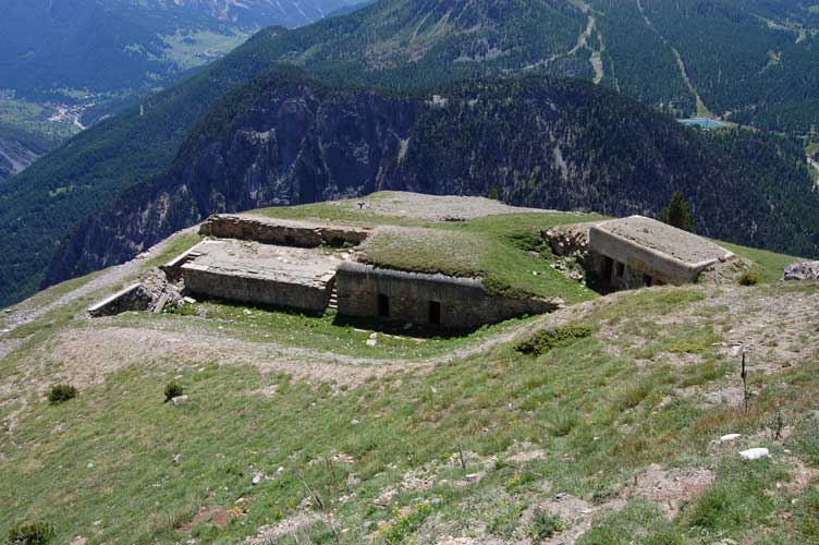 La batteria del fianco sx e la postazione mortai viste dall'alto.Visibili sullo sfondo Rocca Clarì e il laghetto artificiale di La Coche
