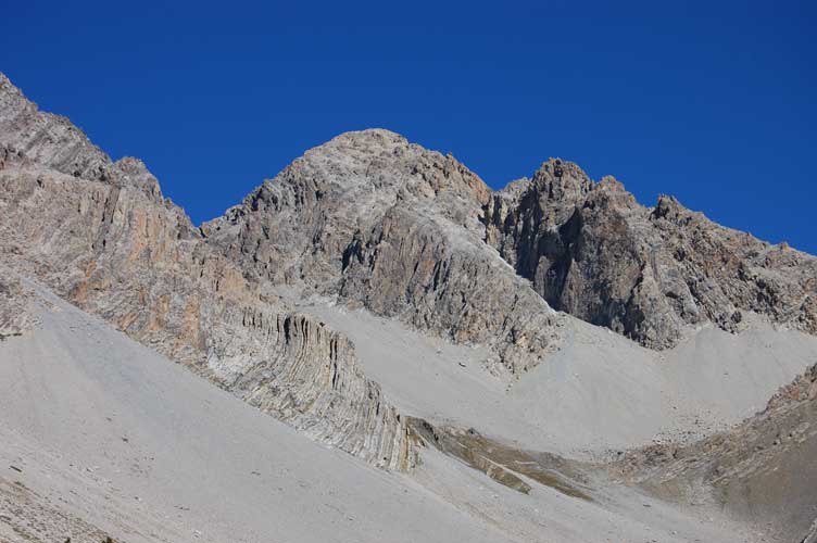 L'ampia conca detritica del Petit Vallon con al centro la cima dello Chaberton