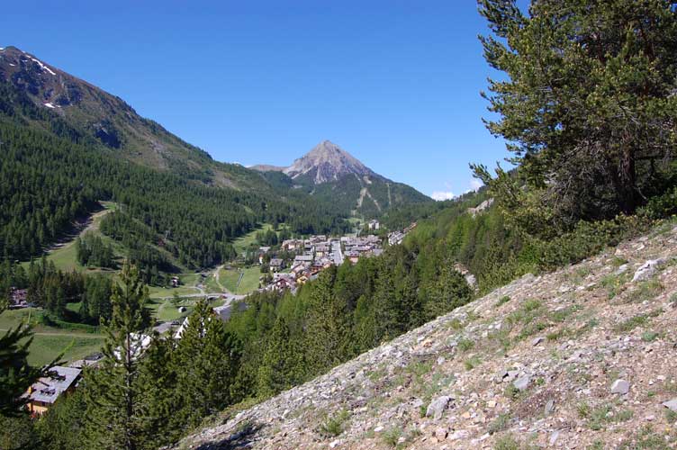 Il sentiero sale abbastanza rapidamente,Claviere ci appare già in basso.Visibile sullo sfondo il monte Janus