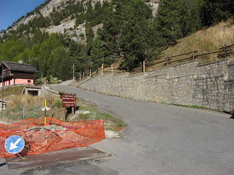 L'inizio di Via Dante a Claviere,fra poco troveremo a dx la diramazione verso Batteria Alta