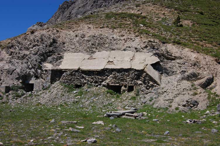 Magazzino d'artiglieria,visibile a sx l'ingresso in caverna