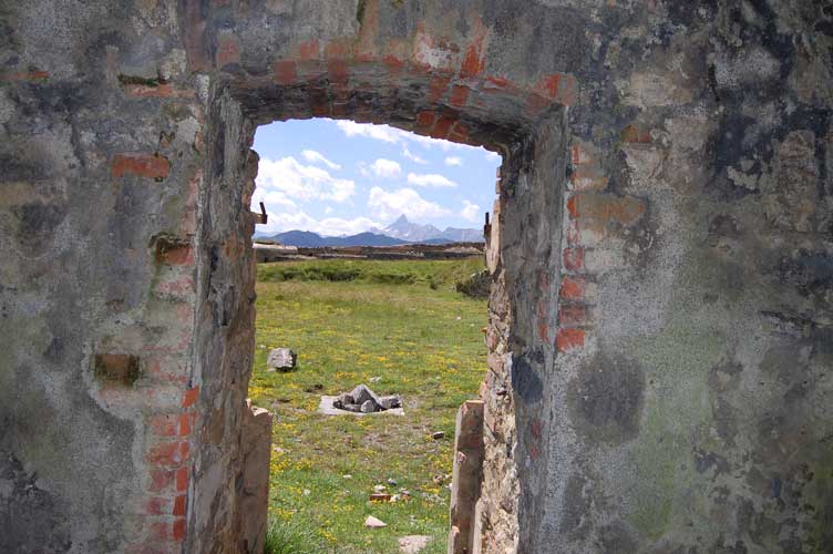 L'ingresso della latrina visto dall'interno.Usciamo e ci dirigiamo alla Batteria Principale
