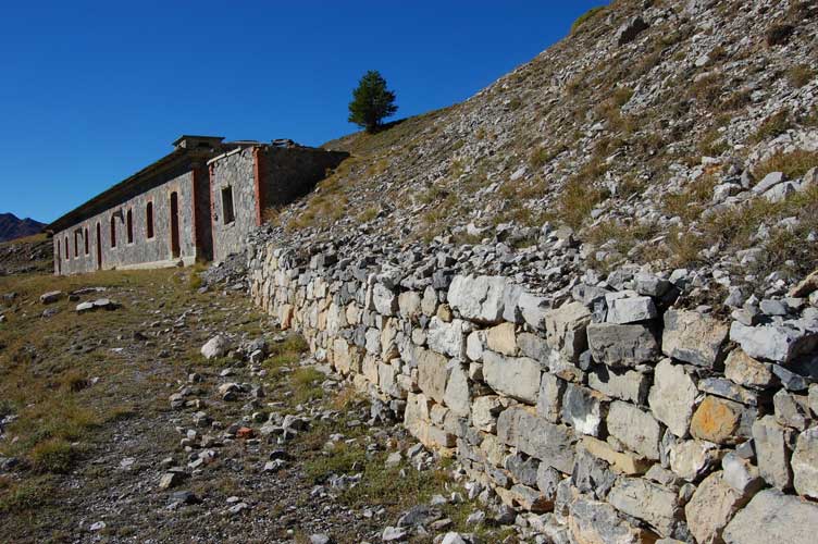 La strada proveniente dalla Batteria Bassa,noi adesso ci dirigiamo verso il piazzale che durante l'epoca del Vallo venne destinato a campo sportivo