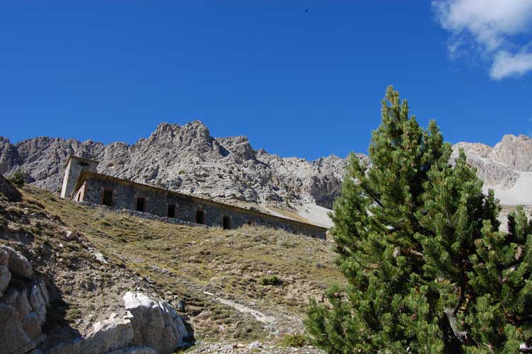 La caserma vista dai pressi della polveriera.Iniziamo a risalire........