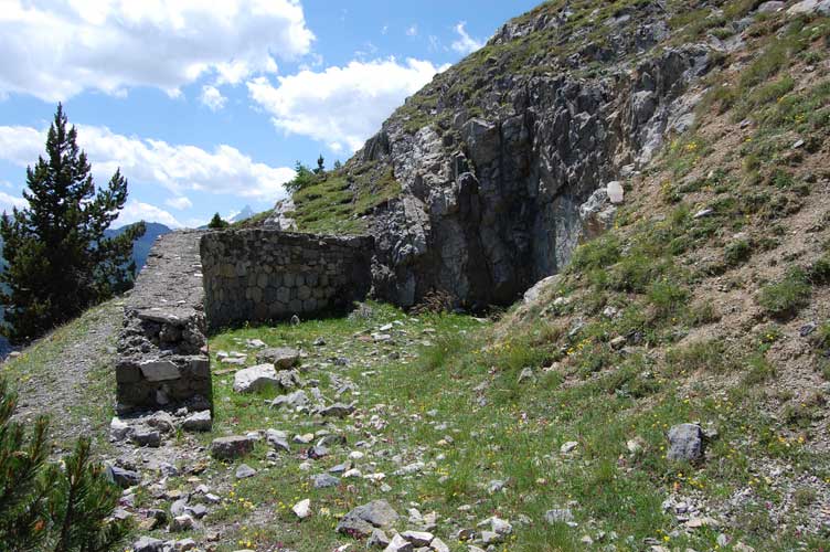 Il piazzaletto dell'entrata della polveriera con il muretto di protezione