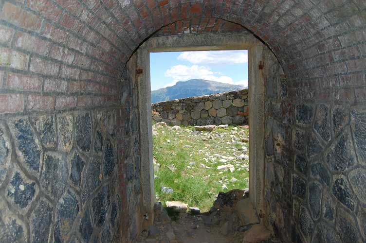 L'uscita sul piazzaletto vista dall'interno