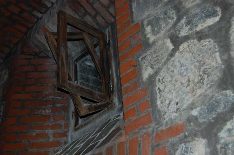 Finestrella di aerazione sotto la volta.Notare l'ottimo stato di conservazione dei mattoni e del telaio in legno della finestrella