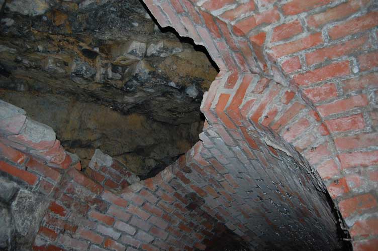In questo punto il rivestimento in mattoni ha ceduto mostrando la roccia sottostante