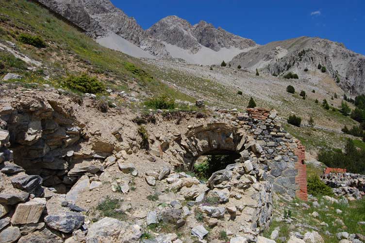 Particolare esterno della galleria in cui risulta evidente il crollo