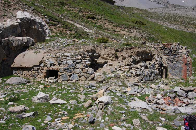 La galleria in parte crollata che dal corpo di guardia conduce all'interno della polveriera