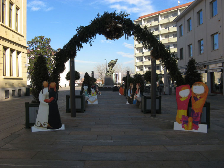 14 dicembre 2013 Venaria Reale-Presepe multietnico e monumento ai caduti.
