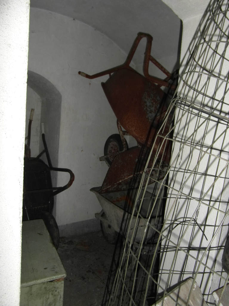 oggetti al suo interno, non proprio militari