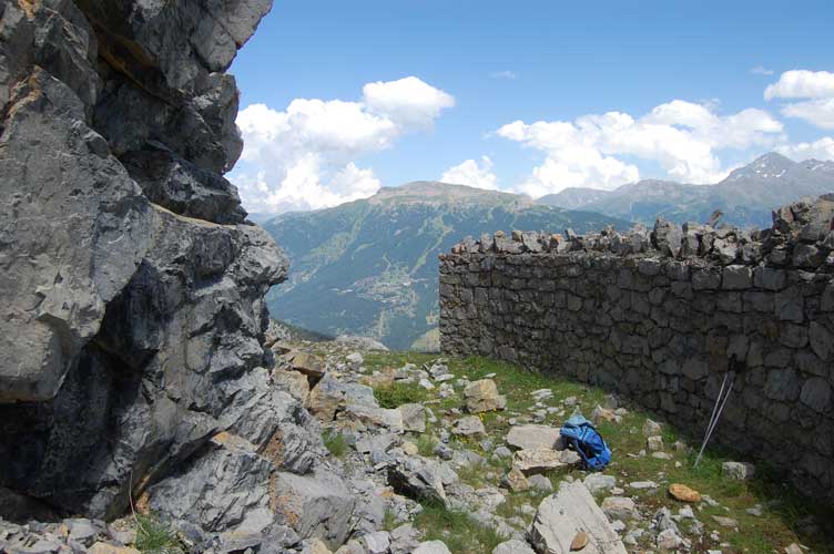 Uno sguardo indietro verso il muro di protezione,possiamo proseguire verso l'ingresso