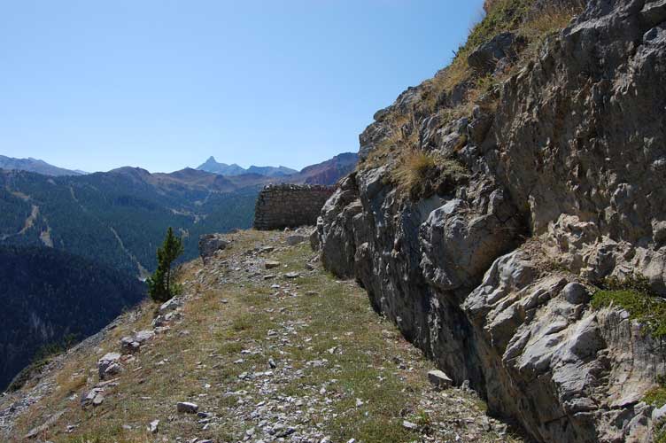 Il breve tratto di mulattiera che conduce all'ingresso principale,si inizia ad intravedere il muro di protezione che riparava da intemperie e sguardi del nemico