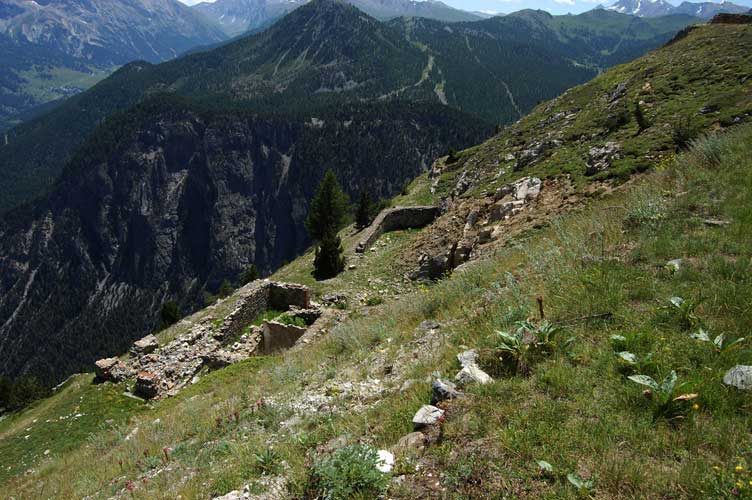 Scendiamo verso il corpo di guardia da dove proseguiremo verso l'ingresso principale della batteria in caverna