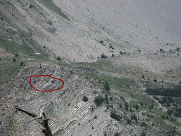 Evidenziate dal cerchio rosso le aperture di due cannoniere della batteria in caverna B14.La foto è stata eseguita dai pressi di Sagna Longa