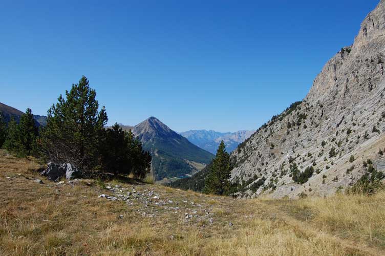 L'estremità W del pianoro con visibile il sentiero da noi percorso proveniendo da Claviere.Visibile sullo sfondo il monte Janus