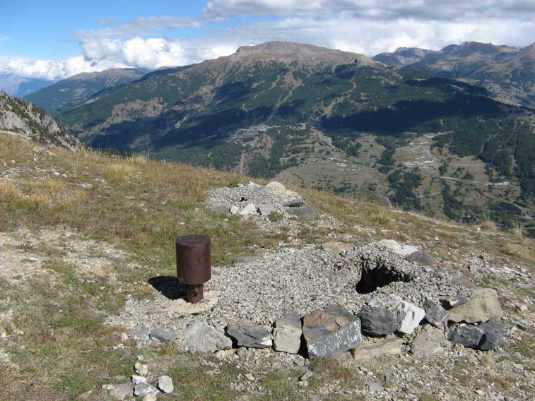 La stessa presa d'aria con sullo sfondo il monte Fraiteve