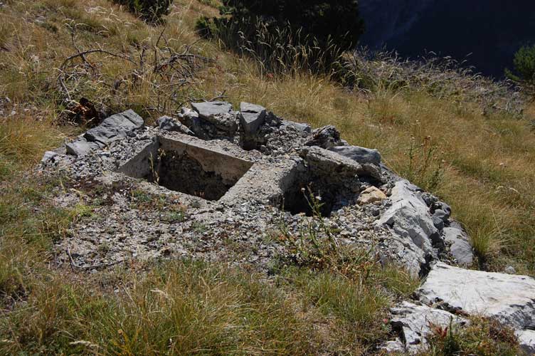 Sulla dx si iniziano ad intravedere i camini di aerazione della batteria in caverna
