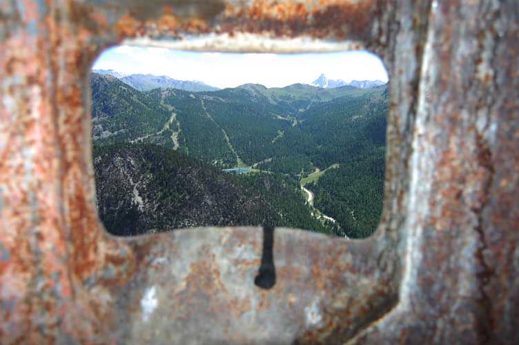 Vista dalla feritoia,si distinguono il laghetto di La Coche e la Val Gimont