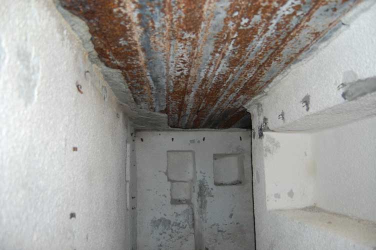 Il distacco dell'intonaco dal soffitto ci permette di osservare le putrelle in acciaio di rinforzo