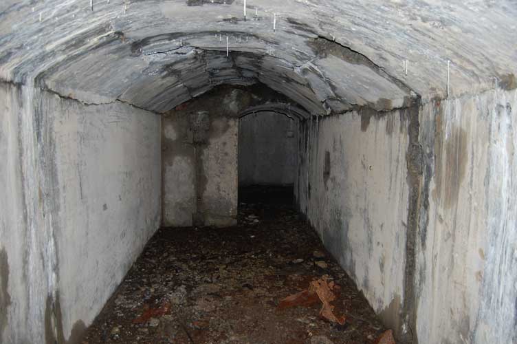 Il locale spolettamento dei pezzi 1 e 2.Visibile in fondo il locale comando che raggiungeremo per poi proseguire la vista verso la seconda sezione,l'osservatorio e la casamatta della mitragliatrice