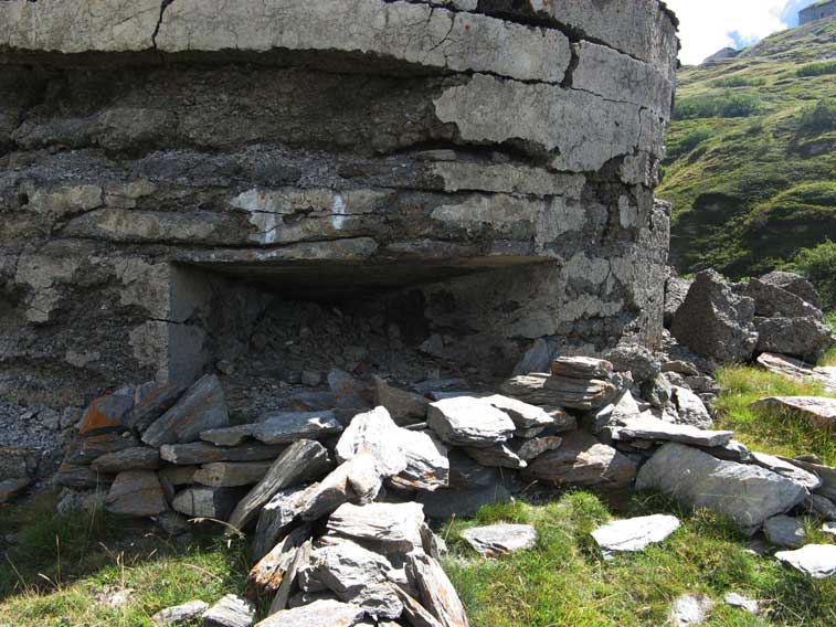 Moncenisio Osservatorio Varisello-Risulta evidente lo sfaldamento del cemento