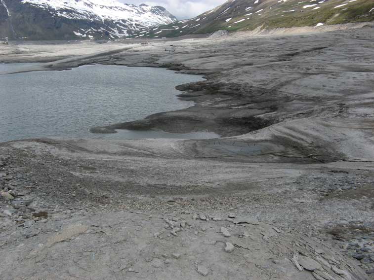 Dopo la presa d'acqua uno sguardo verso il Ponte Rosso e il Colle del Moncenisio.Anche se sembrerà strano fra non molto il punto dove noi siamo adesso sarà sommerso da qualche decina di metri d'acqua