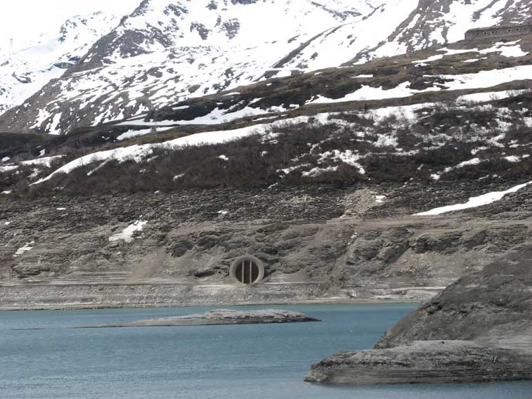 Siamo fuori,uno sguardo verso la presa d'acqua ora completamente all'asciutto.Lentamente il livello del lago inizierà a salire fino quasi a raggiungere il limite della vegetazione