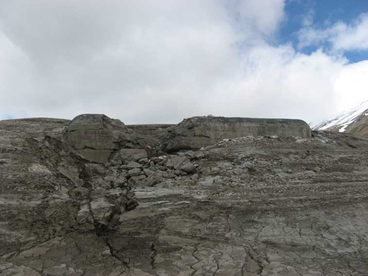 Vista frontale dei resti del Ricovero G