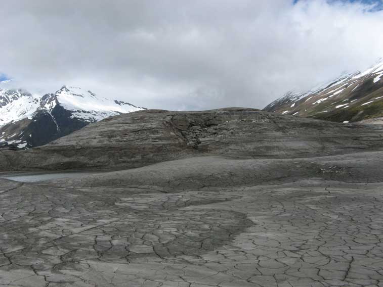 Vista frontale del piccolo rilievo che ospita il Ricovero