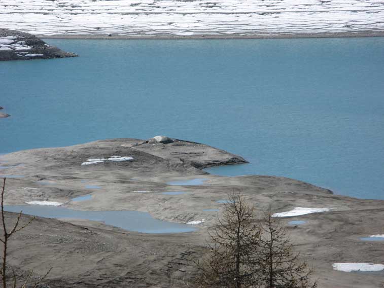 Vista dall'alto della 28,sullo sfondo il muraglione innevato della diga dell'EDF