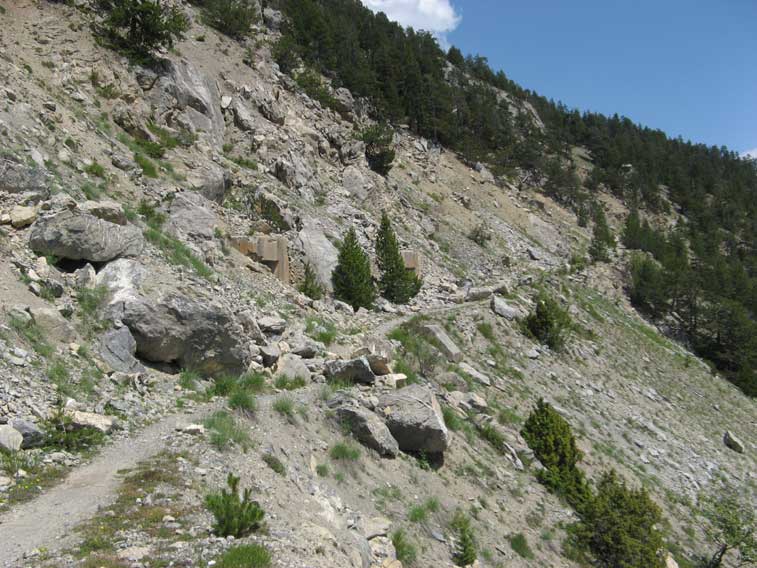 La coppia di ingressi visti proveniendo da La Seyte.Il primo ingresso è impraticabile causa frana
