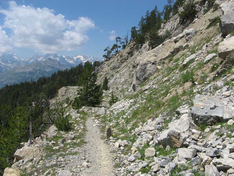 La strada in questo punto è solo un ricordo,le numerose frane la hanno ridotta a sentiero,notare a sx i resti di un mancorrente